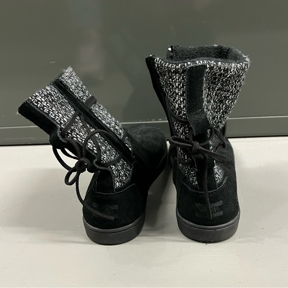 Toms Youth Size 5 Black Winter boots - Picture 2 of 8